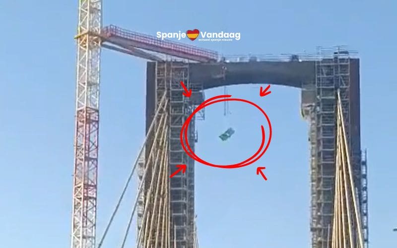 Mobiel toilet valt van brug in Sevilla en zorgt voor smerige chaos op de weg