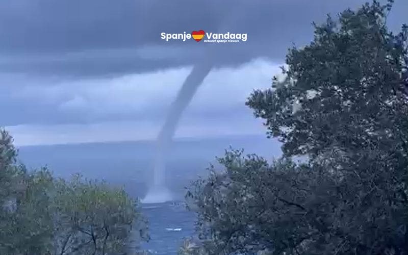 Mallorca wordt wakker met sneeuw in de bergen en een waterhoos aan de kust