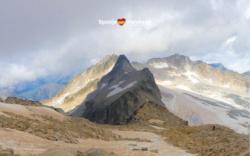 Grootste gletsjer van Spanje in de Pyreneeën krimpt verder en versnippert