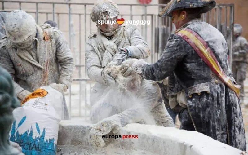 Ibi en zijn vreemde bestuursdag met meel, eieren, vuurwerk en grappen aan de Costa Blanca