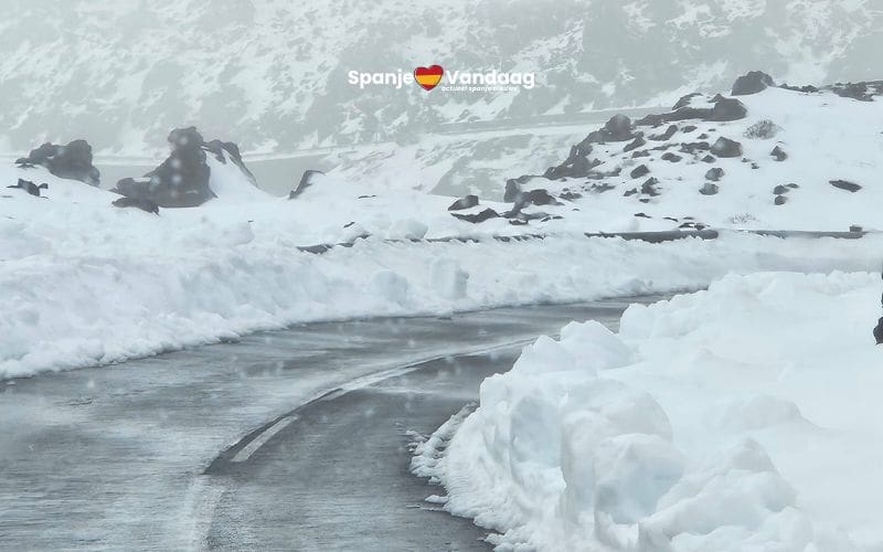 Hoogste berg van Tenerife en Spanje bedekt onder 1,5 meter sneeuw na stevige winterstorm Emilia