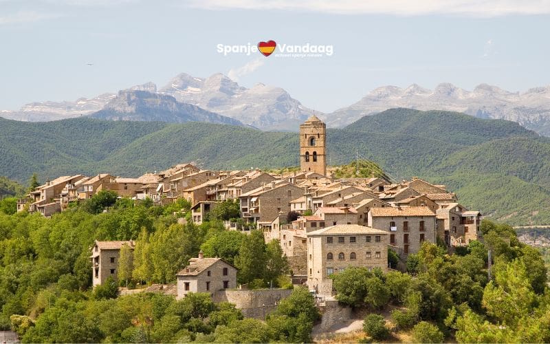 Aínsa in de Pyreneeën pakt leegstaande woningen aan met hogere belasting vanaf 2026