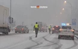 Honderden vrachtwagens vast op snelweg in Zamora door hevige sneeuw
