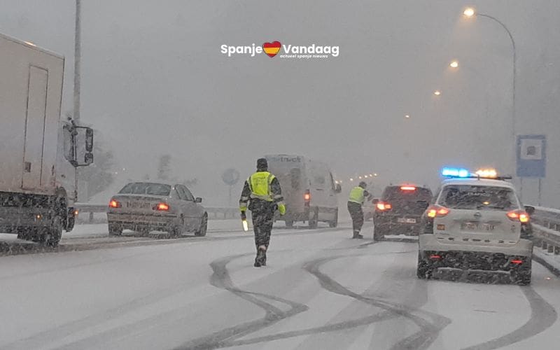 Honderden vrachtwagens vast op snelweg in Zamora door hevige sneeuw