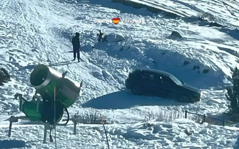 Toeristen volgen GPS en belanden met auto midden op skipiste in Andorra