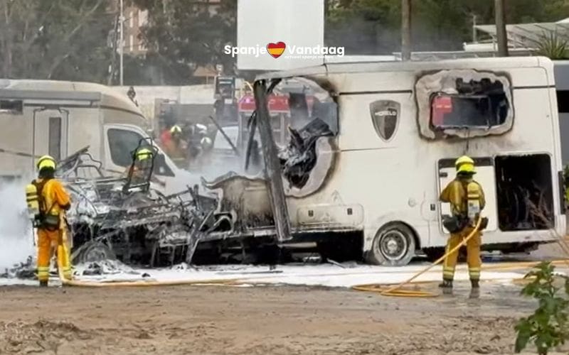 Kampeerauto brandt volledig uit op parkeerplaats bij strand van Dénia