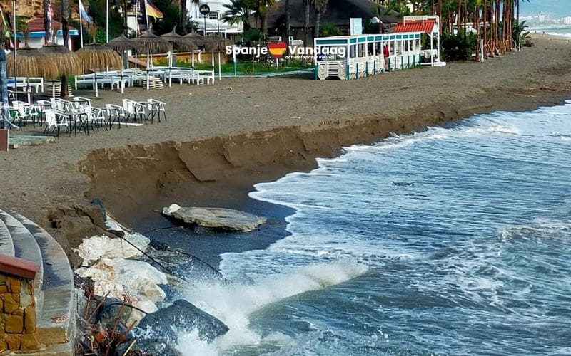 Spaanse badplaatsen haasten zich om stormschade aan stranden voor Pasen te herstellen