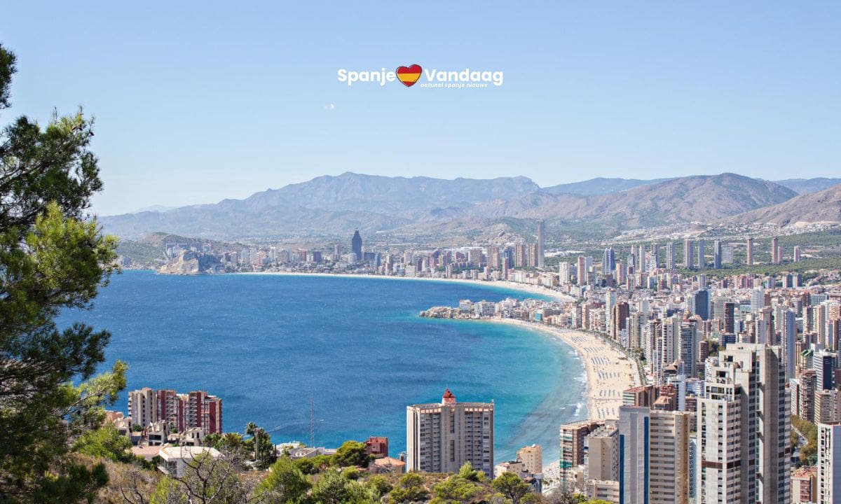 Benidorm bijna volgeboekt met Pasen, terwijl Britse, Nederlandse en Belgische toeristen de toon zetten