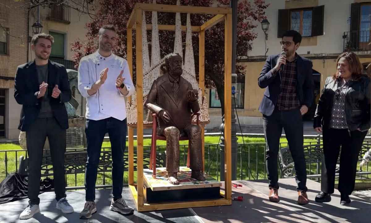 Levensgrote Antoni Gaudí van chocolade trekt alle aandacht in geboorteplaats Riudoms