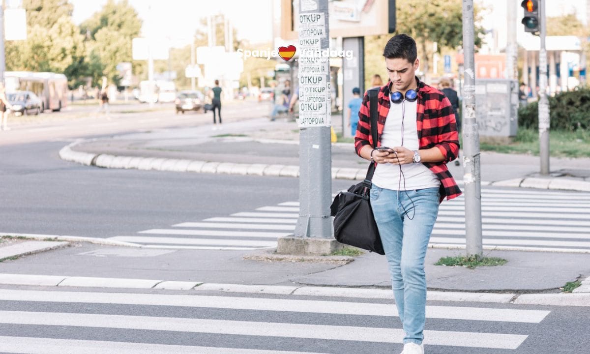 Meerderheid Spanjaarden wil boetes voor voetgangers die op hun mobiel kijken