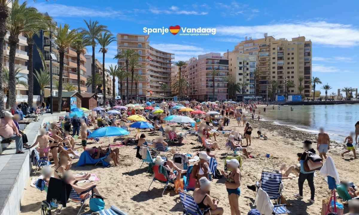 Stranden in Spanje gezellig druk door zomerse temperaturen op eerste paasdag